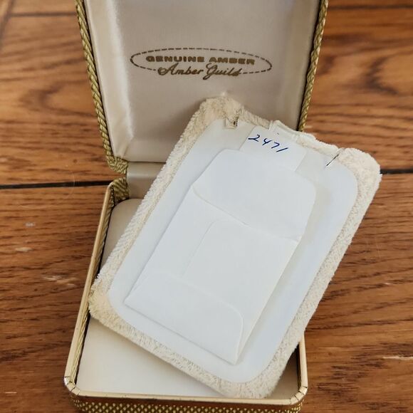 Genuine Amber pin with Lietuva printed on silver tone stick pin - Picture 4 of 6